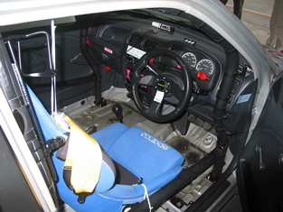 �h���C�o�[�̓u���[�̃o�P�b�g�V�[�g�ɉ��F�̂S�_�t���n�[�l�X�ł�������ƌŒ�